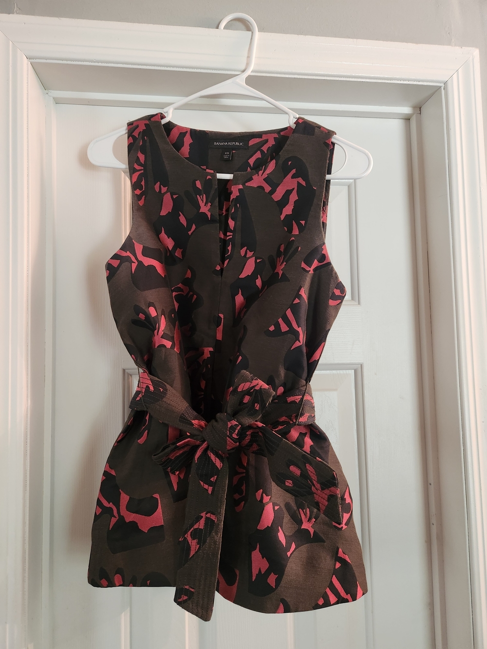 Banana Republic Olive and Pink Tie-Waist Sleeveless Shell